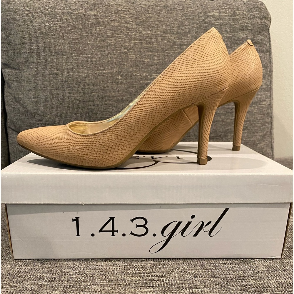 143 Girl beige heels